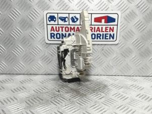 Begagnade Dörrlåsmekanism, 4-dörrars, vänster fram Mercedes Sprinter 3t (906.61) 210 CDI 16V Pris € 33,00 Marginaltabell erbjuds av Automaterialen Ronald Morien B.V.