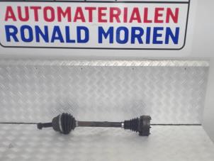 Begagnade Drivaxel, vänster fram Volkswagen Golf III Cabrio (1E) 1.8 Pris € 25,00 Marginaltabell erbjuds av Automaterialen Ronald Morien B.V.