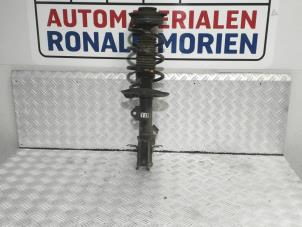 Gebruikte Schokdemperpoot rechts-voor Nissan Juke (F15) 1.6 16V Prijs € 75,00 Margeregeling aangeboden door Automaterialen Ronald Morien B.V.