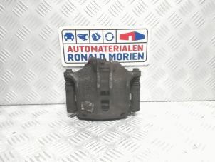 Gebruikte Remklauw (Tang) rechts-voor Citroen C4 Cactus (0B/0P) 1.6 Blue Hdi 100 Prijs € 19,00 Margeregeling aangeboden door Automaterialen Ronald Morien B.V.