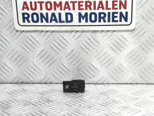 Używane Przelacznik ogrzewania fotela Citroen C4 Cactus (0B/0P) 1.6 Blue Hdi 100 Cena € 10,00 Procedura marży oferowane przez Automaterialen Ronald Morien B.V.