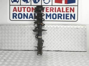 Gebruikte Schokdemperpoot rechts-voor Nissan Juke (F15) 1.6 16V Prijs € 75,00 Margeregeling aangeboden door Automaterialen Ronald Morien B.V.