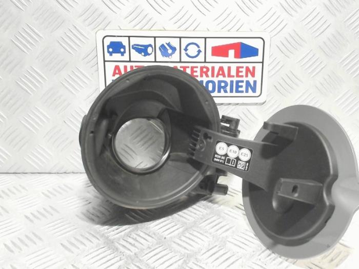 Tanklucka från en MINI Clubman (F54) 1.5 Cooper 12V 2020