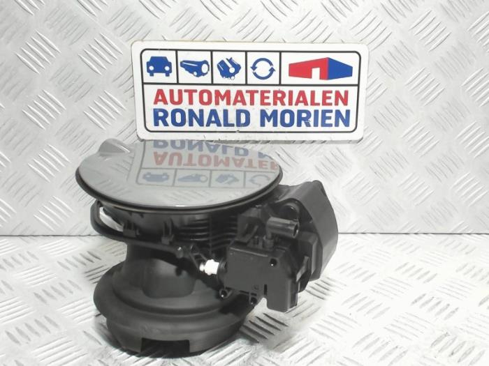 Tanklucka från en MINI Clubman (F54) 1.5 Cooper 12V 2020