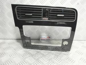 Gebruikte Luchtrooster Dashboard Volkswagen Golf VII (AUA) 1.6 TDI 16V Prijs € 40,00 Inclusief btw aangeboden door Automaterialen Ronald Morien B.V.