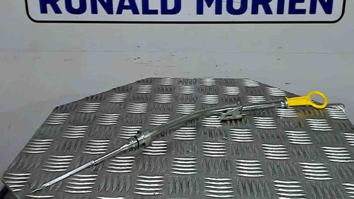 Oljemätsticka från en Renault Captur (2R) 1.2 TCE 16V EDC 2021