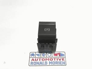 Gebruikte Schakelaar handrem Peugeot Partner (EF/EU) 1.5 BlueHDi 130 Prijs € 25,00 Margeregeling aangeboden door Automaterialen Ronald Morien B.V.