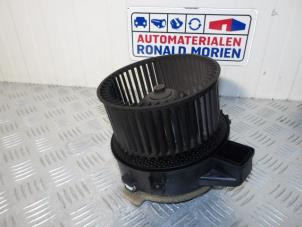 Gebruikte Kachel Ventilatiemotor BMW 5 serie Touring (G31) 523d 2.0 TwinPower Turbo 16V Prijs € 95,00 Inclusief btw aangeboden door Automaterialen Ronald Morien B.V.