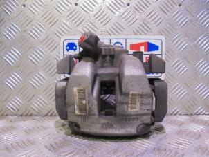 Używane Zacisk hamulcowy prawy przód Peugeot Partner (EA//EF/EN/EU) 1.5 BlueHDi 130 Cena € 49,00 Procedura marży oferowane przez Automaterialen Ronald Morien B.V.