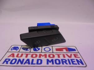 Begagnade Centrallåsbrytare Volkswagen Caddy IV 1.6 TDI 16V Pris € 20,00 Inklusive moms erbjuds av Automaterialen Ronald Morien B.V.