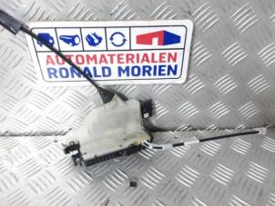 Gebruikte Deurslot Mechaniek 4Deurs rechts-voor Peugeot 208 I (CA/CC/CK/CL) 1.2 12V e-THP PureTech 110 Prijs € 20,00 Margeregeling aangeboden door Automaterialen Ronald Morien B.V.