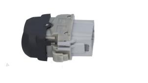 Gebruikte Raam schakelaar elektrisch Renault Megane II Grandtour (KM) 2.0 16V Prijs € 5,00 Margeregeling aangeboden door Automaterialen Ronald Morien B.V.