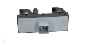 Używane Przelacznik combi okienny Skoda Fabia II Combi 1.2 TDI 12V Greenline Cena € 19,00 Procedura marży oferowane przez Automaterialen Ronald Morien B.V.