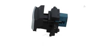 Gebruikte Schakelaar handrem Peugeot 308 SW (L4/L9/LC/LJ/LR) 1.5 BlueHDi 130 Prijs € 25,00 Margeregeling aangeboden door Automaterialen Ronald Morien B.V.