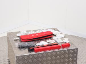 Begagnade Förbandslåda Tesla Model 3 EV AWD Pris € 95,00 Inklusive moms erbjuds av Automaterialen Ronald Morien B.V.