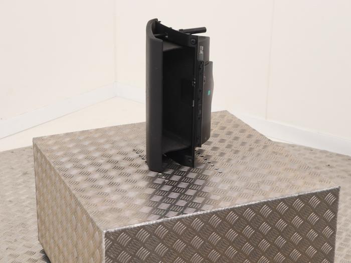 Handskfack från en Porsche Cayenne (9PA) 4.5 S V8 32V 2003