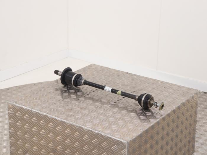 Drivaxel, vänster bak från en BMW 3 serie Touring (G21) 320i 2.0 TwinPower Turbo 16V 2019