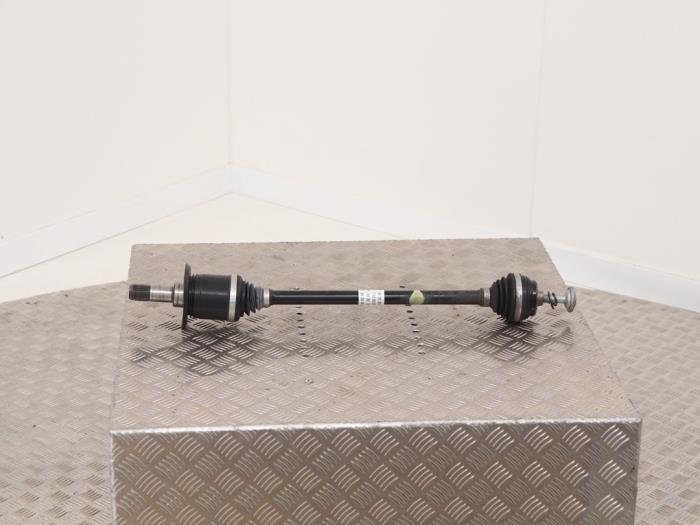 Drivaxel, vänster bak från en BMW 3 serie Touring (G21) 320i 2.0 TwinPower Turbo 16V 2019