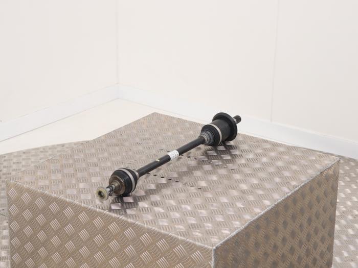 Drivaxel, vänster bak från en BMW 3 serie Touring (G21) 320i 2.0 TwinPower Turbo 16V 2019