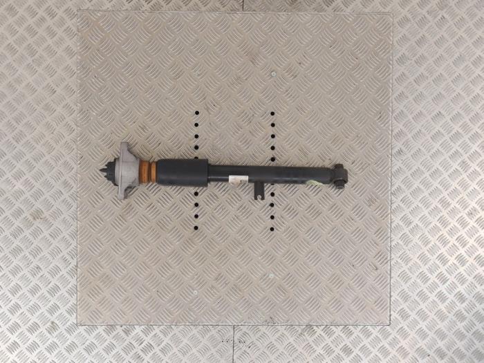 Stötdämpare, vänster bak från en BMW 3 serie Touring (G21) 320i 2.0 TwinPower Turbo 16V 2019