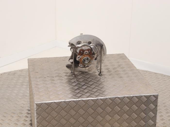 Spindel, vänster bak från en BMW 3 serie Touring (G21) 320i 2.0 TwinPower Turbo 16V 2019