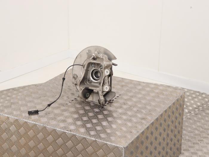 Spindel, vänster bak från en BMW 3 serie Touring (G21) 320i 2.0 TwinPower Turbo 16V 2019