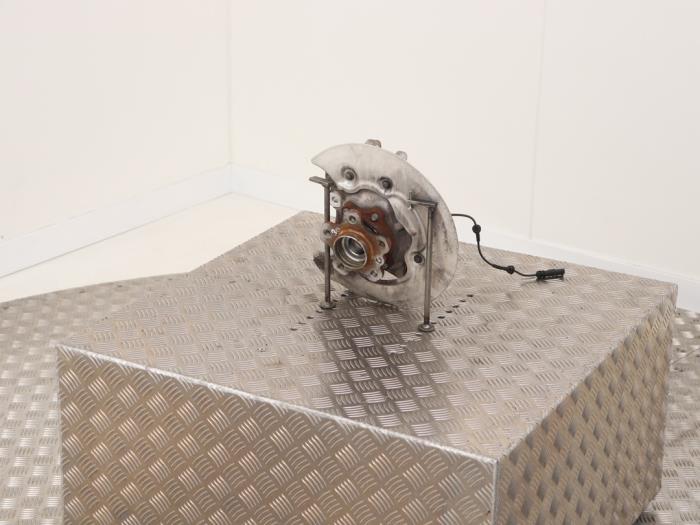 Spindel, vänster bak från en BMW 3 serie Touring (G21) 320i 2.0 TwinPower Turbo 16V 2019