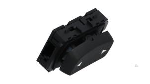 Begagnade Brytare, eldrivet säte BMW 3 serie Touring (G21) 320i 2.0 TwinPower Turbo 16V Pris € 15,00 Marginaltabell erbjuds av Automaterialen Ronald Morien B.V.