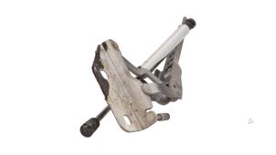 Używane Zawias pokrywy silnika Audi A8 (D3) 3.7 V8 40V Quattro Cena € 19,00 Procedura marży oferowane przez Automaterialen Ronald Morien B.V.