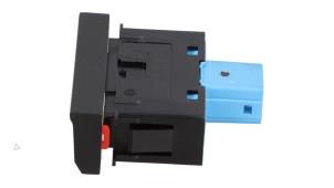 Gebruikte Paniekverlichtings Schakelaar Volkswagen T-Roc I 1.5 TSI Evo BMT 16V Prijs € 10,00 Margeregeling aangeboden door Automaterialen Ronald Morien B.V.