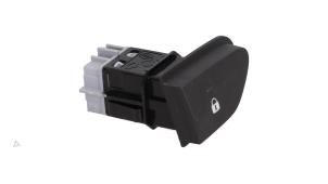Gebruikte Centrale deurvergrendeling Schakelaar Renault Clio IV (5R) 0.9 Energy TCE 90 12V Prijs € 10,00 Margeregeling aangeboden door Automaterialen Ronald Morien B.V.