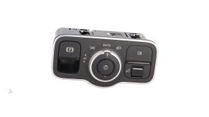 Gebruikte Schakelaar Licht Mercedes B (W247) 2.0 B-200d Prijs € 25,00 Margeregeling aangeboden door Automaterialen Ronald Morien B.V.
