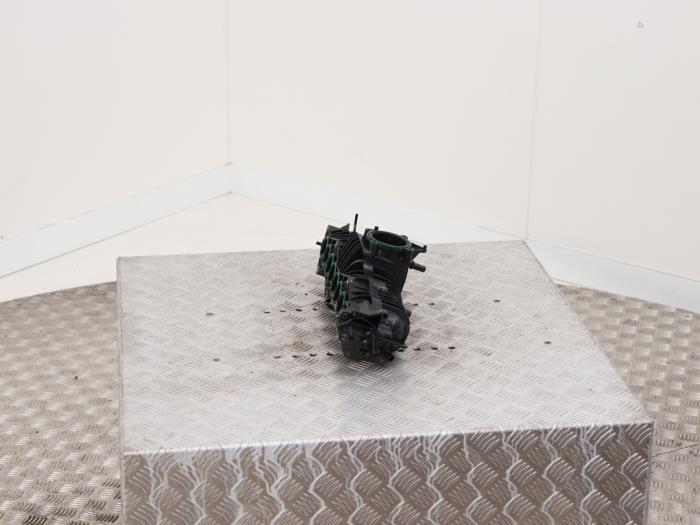 Insugsrör från en Volvo V40 Cross Country (MZ) 2.0 T3 16V 2018