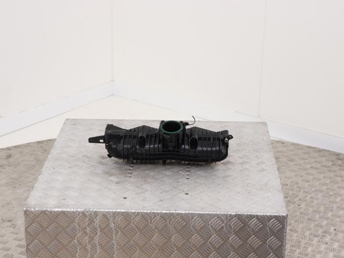 Insugsrör från en Volvo V40 Cross Country (MZ) 2.0 T3 16V 2018