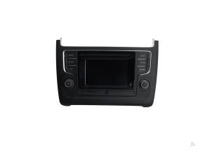 Używane Radioodtwarzacz CD Volkswagen Polo V (6R) 1.2 TSI 16V BlueMotion Technology Cena € 295,00 Procedura marży oferowane przez Automaterialen Ronald Morien B.V.