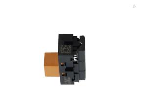 Gebruikte Bandenspanning schakelaar Peugeot 208 I (CA/CC/CK/CL) 1.0 Vti 12V PureTech Prijs € 10,00 Margeregeling aangeboden door Automaterialen Ronald Morien B.V.