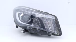 Gebruikte Koplamp rechts Mercedes CLA AMG (117.3) 2.0 CLA-45 AMG Turbo 16V Prijs € 395,00 Margeregeling aangeboden door Automaterialen Ronald Morien B.V.