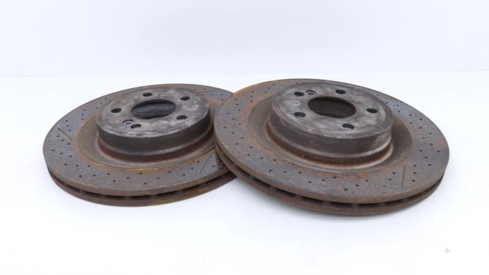 Remschijf achter van een Mercedes-AMG C-Klasse AMG (W204) 6.2 C-63 AMG V8 32V 2009