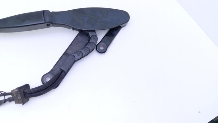 Främre torkararm från en Mercedes-AMG S AMG (W222) 4.0 S-63 L AMG V8 Turbo 4-Matic+ 2018