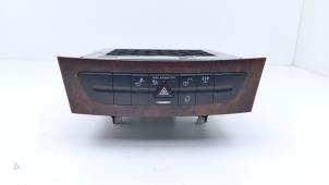 Gebruikte Paniekverlichtings Schakelaar Mercedes CLS (C219) 500 5.0 V8 24V Prijs € 85,00 Margeregeling aangeboden door Automaterialen Ronald Morien B.V.