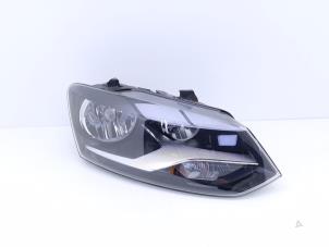 Begagnade Strålkastare, höger Volkswagen Polo V (6R) 1.0 TSI 12V BlueMotion Pris € 49,00 Marginaltabell erbjuds av Automaterialen Ronald Morien B.V.