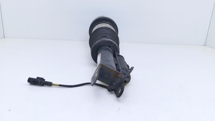 Stötdämparstång, vänster fram från en Mercedes-Benz CLS (C219) 500 5.0 V8 24V 2005