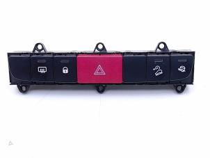 Gebruikte Paniekverlichtings Schakelaar Citroen Jumper (U9) 2.2 Blue HDi 165 Prijs € 48,99 Inclusief btw aangeboden door Automaterialen Ronald Morien B.V.