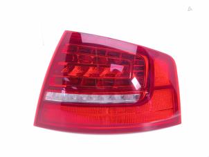 Gebruikte Achterlicht rechts Audi A8 (D3) 6.0 W12 48V Quattro Prijs € 195,00 Margeregeling aangeboden door Automaterialen Ronald Morien B.V.