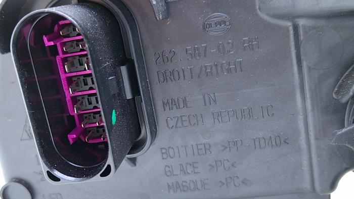 Koplamp rechts van een Renault Captur II (RJB) 1.6 E-Tech 145 2025