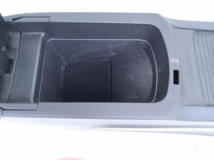 Mittkonsol från en Peugeot 308 SW (L4/L9/LC/LJ/LR) 1.2 12V e-THP PureTech 130 2018