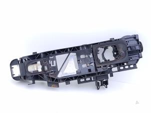 Gebruikte Portiergreep 4Deurs links-achter Mercedes AMG GT 4-door coupe (X290) 4.0 63 S V8 Turbo 4-Matic+ Prijs € 39,00 Margeregeling aangeboden door Automaterialen Ronald Morien B.V.