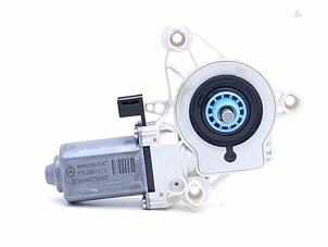 Gebruikte Portierruitmotor Mercedes AMG GT 4-door coupe (X290) 4.0 63 S V8 Turbo 4-Matic+ Prijs € 45,00 Margeregeling aangeboden door Automaterialen Ronald Morien B.V.