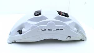 Begagnade Främre bromsok, höger Porsche Cayenne III (9YA) 3.0 V6 Turbo 24V E-Hybrid Pris € 477,95 Inklusive moms erbjuds av Automaterialen Ronald Morien B.V.