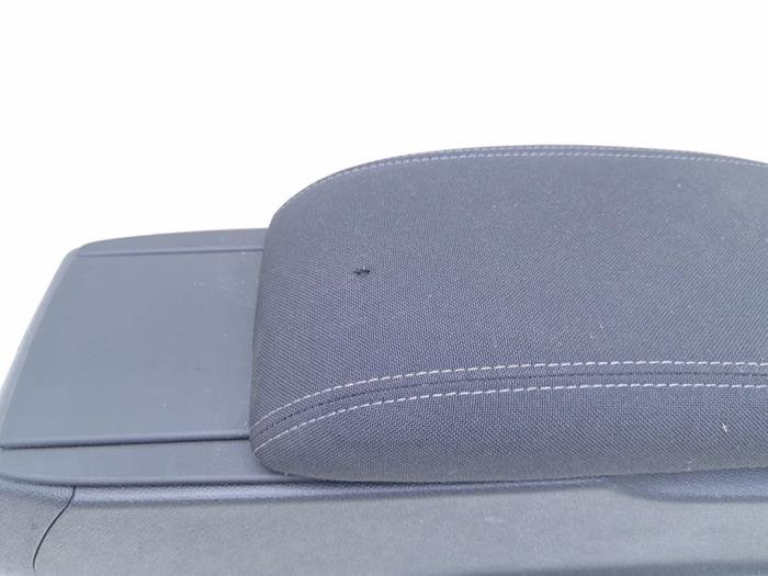 Mittkonsol från en Peugeot 308 SW (L4/L9/LC/LJ/LR) 1.2 12V e-THP PureTech 110 2017